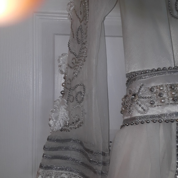 Gown - Picture 4 of 8